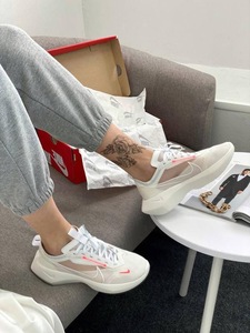 Nike Women's vistalite SE White red